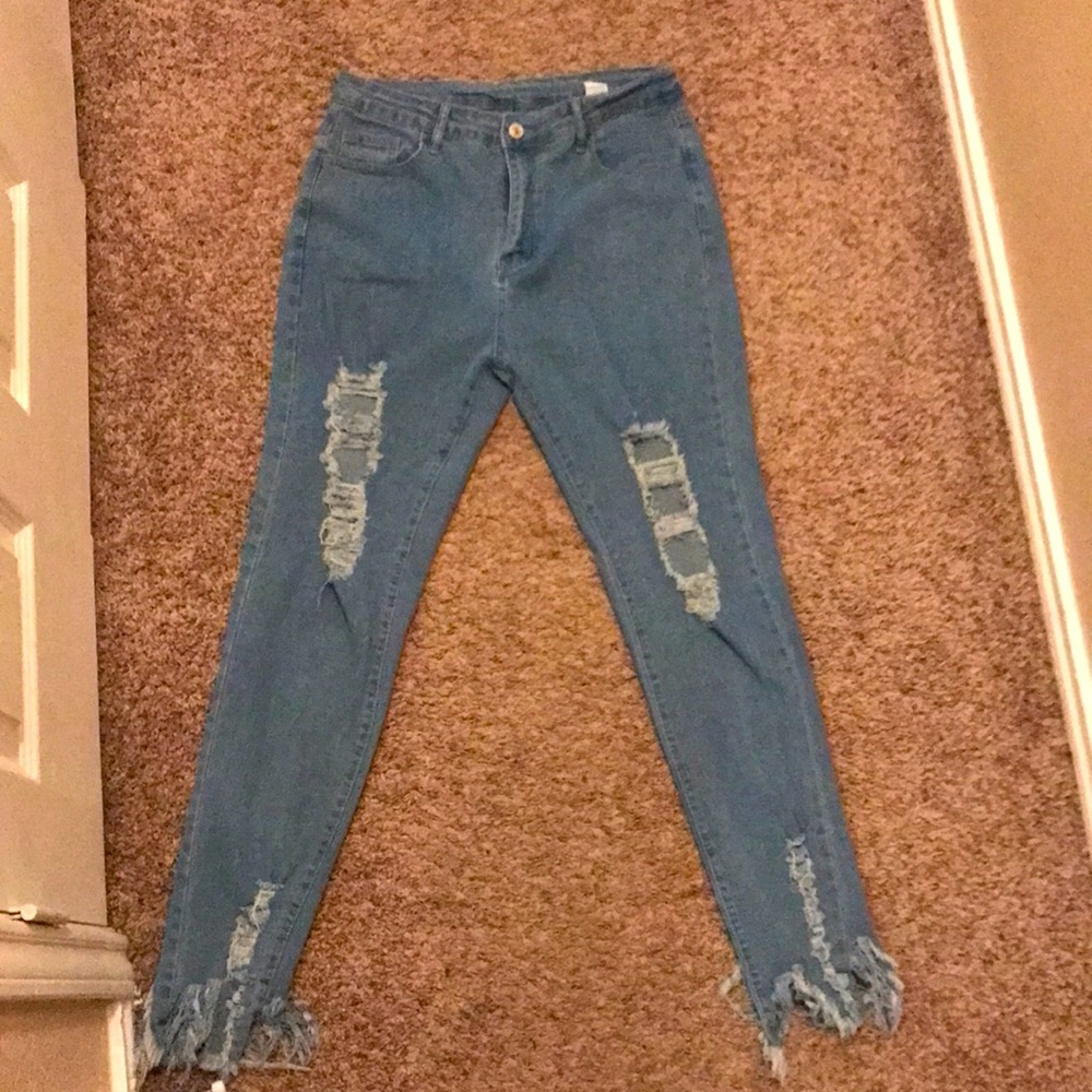 Brand New, ripped jeans. Never worn straight from Shein🤍 GOOD STRETCH!!